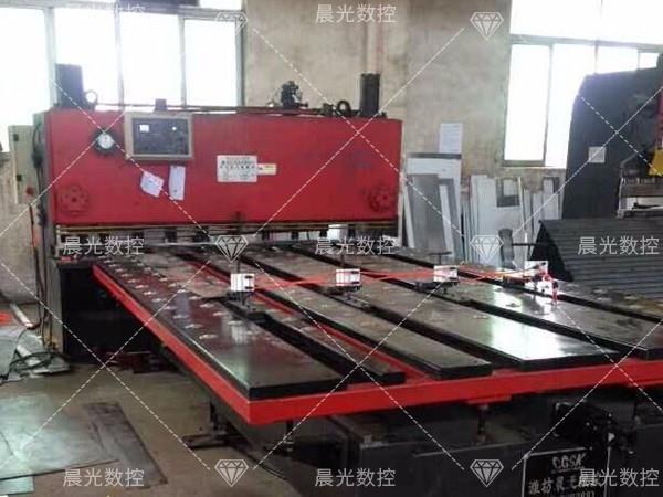 數(shù)控剪板前送料機(jī)有哪些優(yōu)勢？